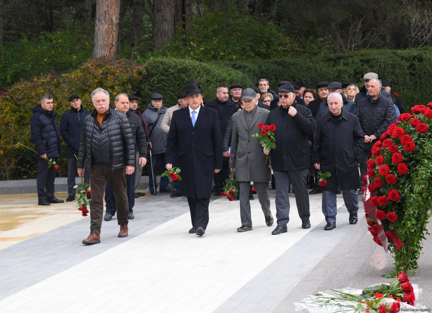 Члены ОО "Альянс" почтили память великого лидера Гейдара Алиева (ФОТО)