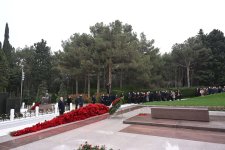 Официальные лица государства и правительства почтили память великого лидера Гейдара Алиева на Аллее почетного захоронения (ФОТО)