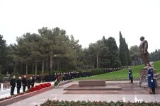 Официальные лица государства и правительства почтили память великого лидера Гейдара Алиева на Аллее почетного захоронения (ФОТО)