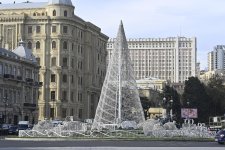 В Баку ведутся подготовительные работы к празднованию Нового года (ФОТО)