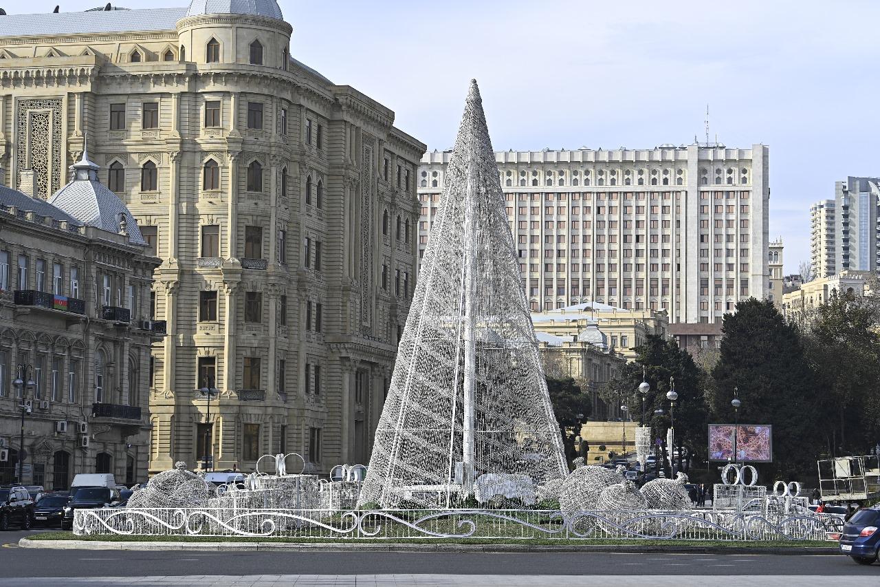В Баку ведутся подготовительные работы к празднованию Нового года (ФОТО)
