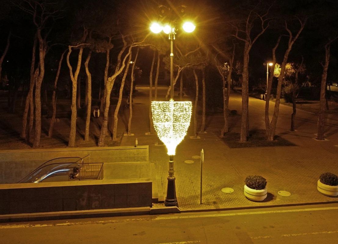 В Баку ведутся подготовительные работы к празднованию Нового года (ФОТО)