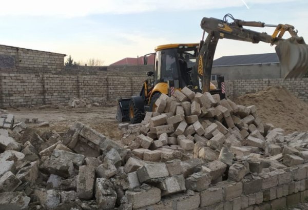 В рамках строительного проекта в поселке Горчу Лачинского района ведутся работы по сносу