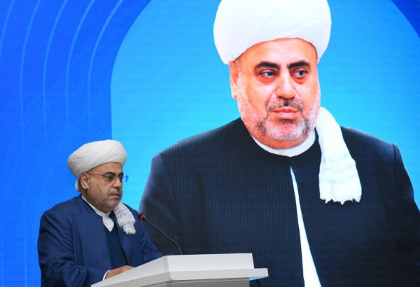 Шейх уль-ислам Аллахшукюр Пашазаде внес ясность в введение единой формы одежды религиозных деятелей