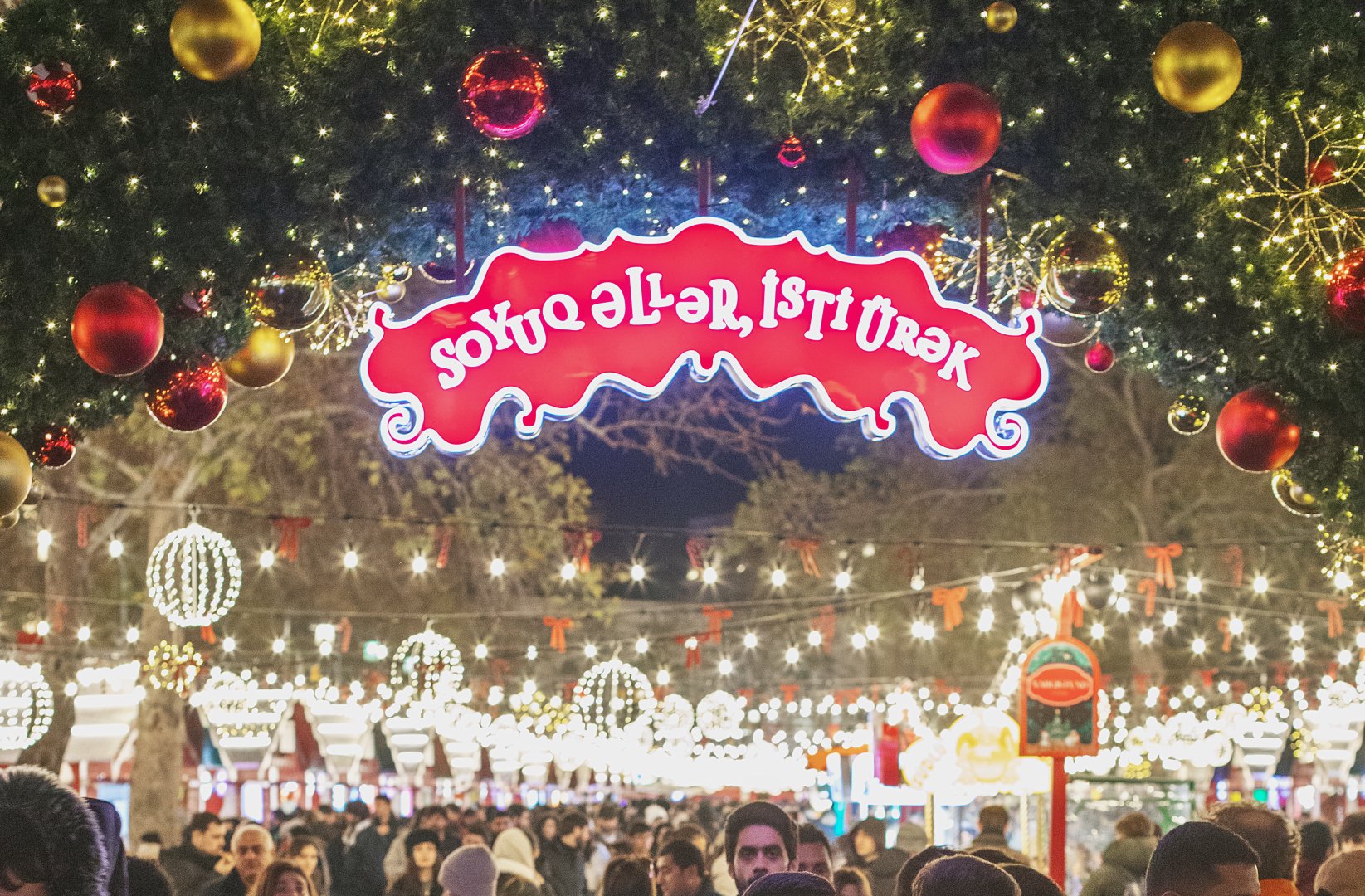 В Баку проходит благотворительная ярмарка Soyuq Əllər, İsti Ürək 2024-2025 (ФОТО)