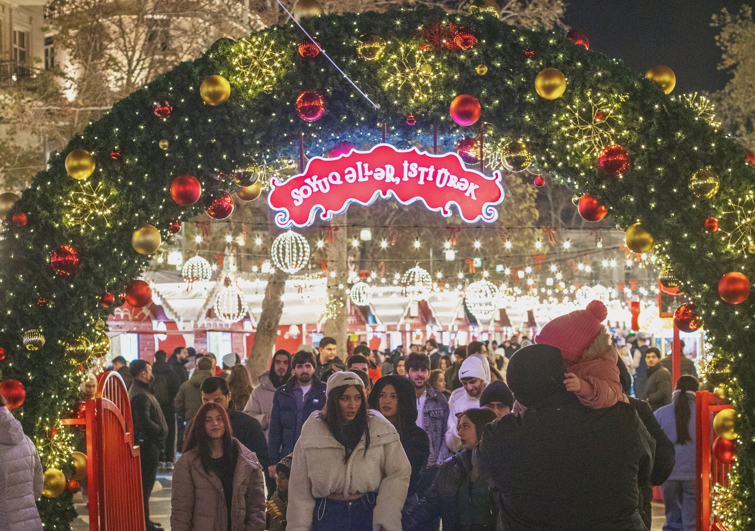 В Баку проходит благотворительная ярмарка Soyuq Əllər, İsti Ürək 2024-2025 (ФОТО)