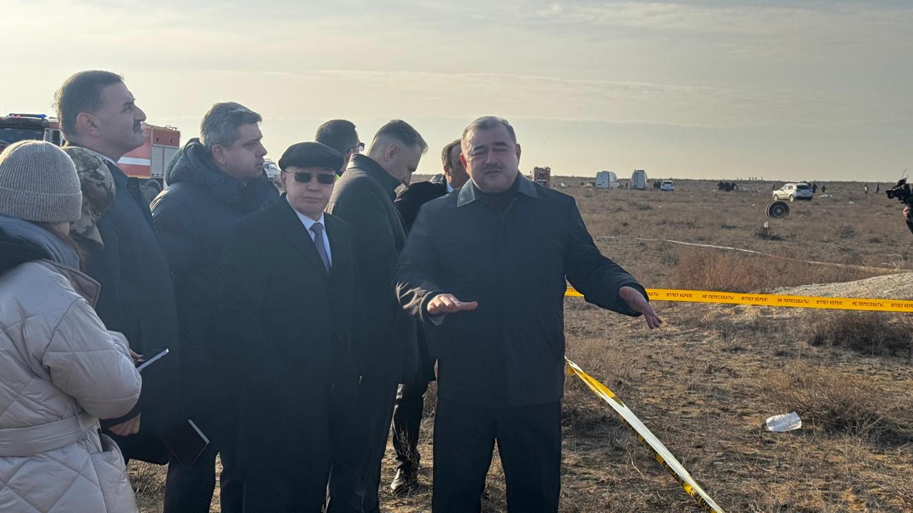 Члены государственной комиссии Азербайджана по расследованию причин авиакатастрофы прибыли на место происшествия (ФОТО)