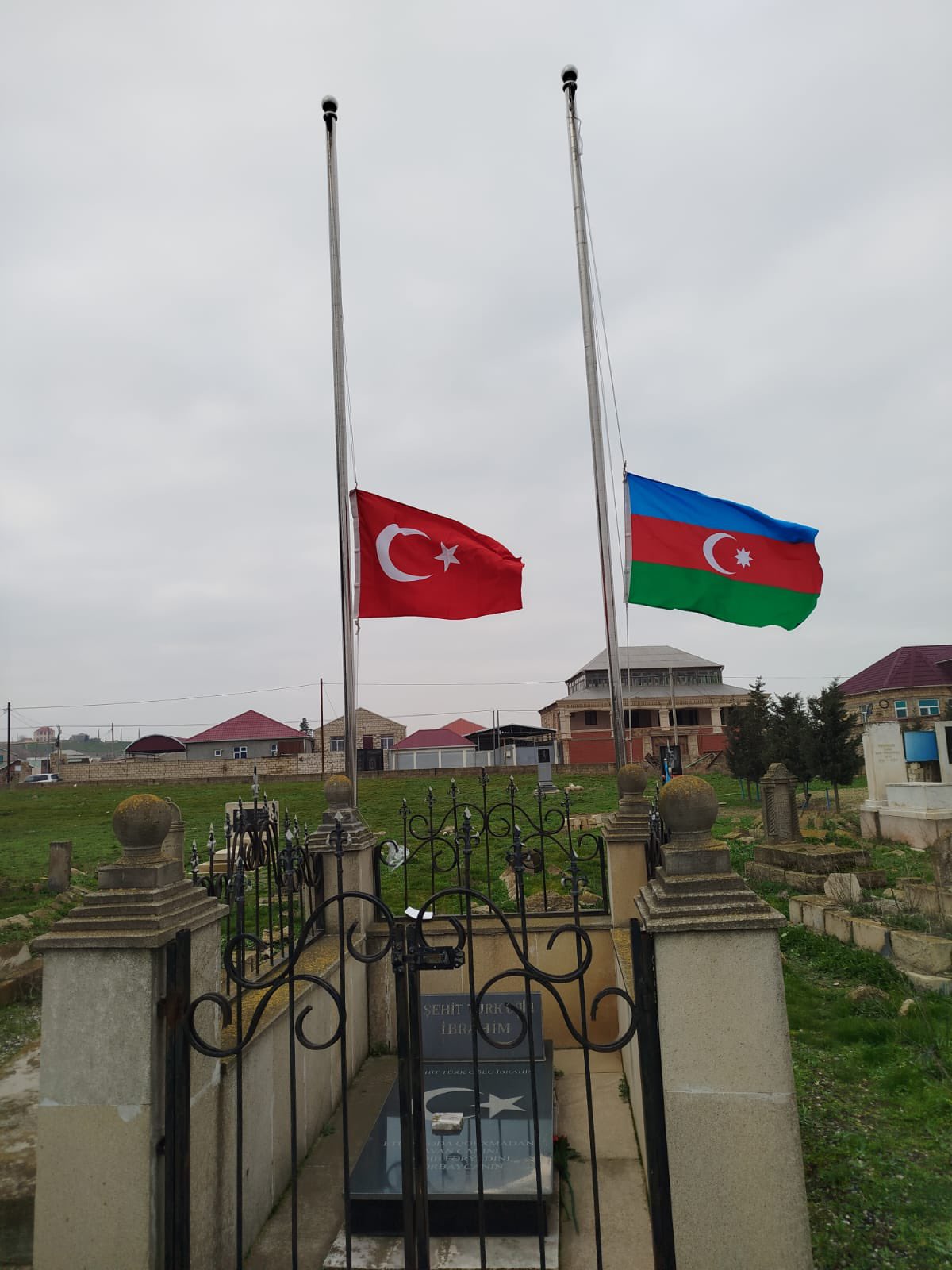 В посольстве Турции в Азербайджане приспущены флаги (ФОТО)