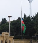 В Баку приспущены государственные флаги в память о жертвах авиакатастрофы (ФОТО)