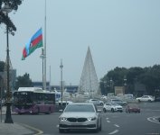 В Баку приспущены государственные флаги в память о жертвах авиакатастрофы (ФОТО)