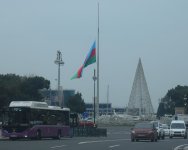В Баку приспущены государственные флаги в память о жертвах авиакатастрофы (ФОТО)
