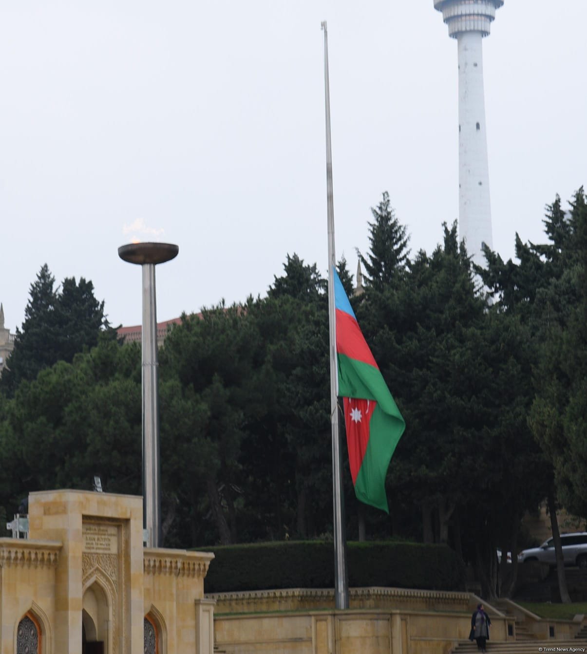 В Баку приспущены государственные флаги в память о жертвах авиакатастрофы (ФОТО)