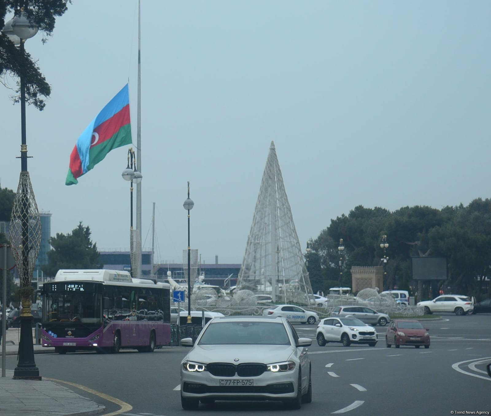 В Баку приспущены государственные флаги в память о жертвах авиакатастрофы (ФОТО)