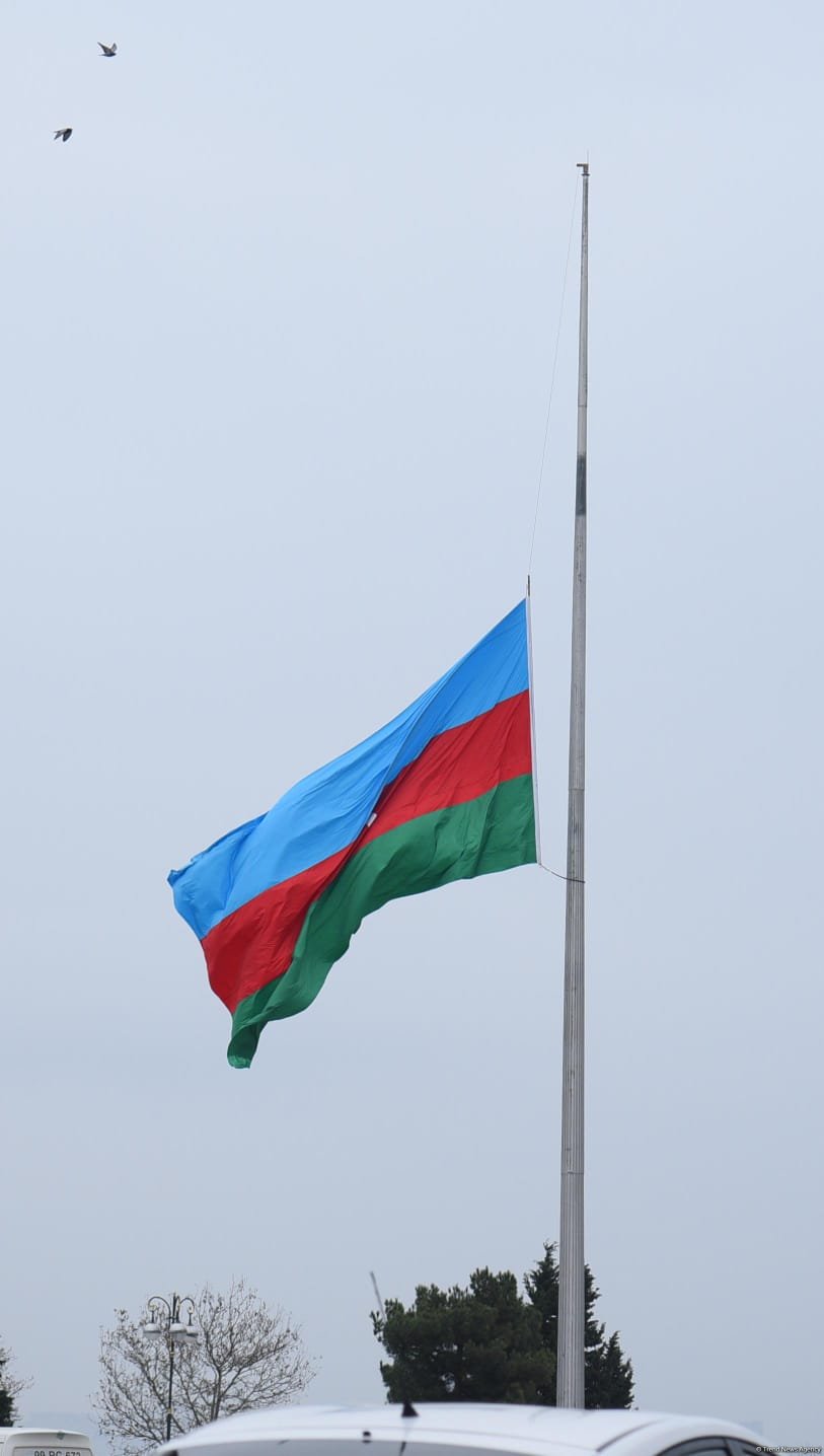В Баку приспущены государственные флаги в память о жертвах авиакатастрофы (ФОТО)