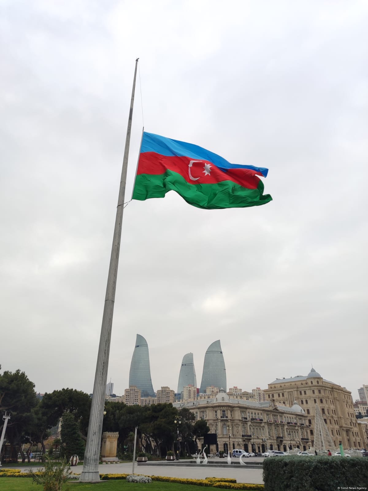 В Баку приспущены государственные флаги в память о жертвах авиакатастрофы (ФОТО)
