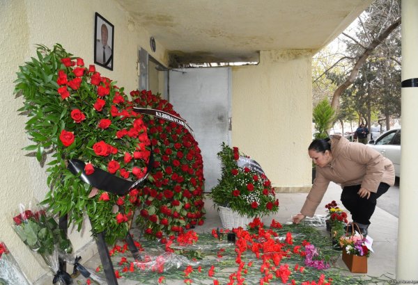 Люди приносят цветы к дому, где жил капитан разбившегося самолета AZAL  Игорь Кшнякин (ФОТО)