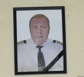 Люди приносят цветы к дому, где жил капитан разбившегося самолета AZAL  Игорь Кшнякин (ФОТО)