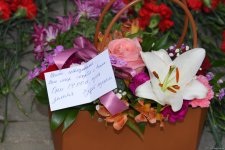 Люди приносят цветы к дому, где жил капитан разбившегося самолета AZAL  Игорь Кшнякин (ФОТО)