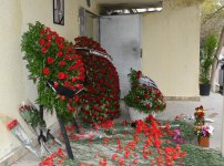 Люди приносят цветы к дому, где жил капитан разбившегося самолета AZAL  Игорь Кшнякин (ФОТО)