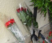 Люди приносят цветы к дому, где жил капитан разбившегося самолета AZAL  Игорь Кшнякин (ФОТО)