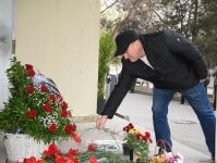 Люди приносят цветы к дому, где жил капитан разбившегося самолета AZAL  Игорь Кшнякин (ФОТО)