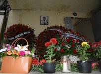 Люди приносят цветы к дому, где жил капитан разбившегося самолета AZAL  Игорь Кшнякин (ФОТО)