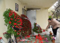 Люди приносят цветы к дому, где жил капитан разбившегося самолета AZAL  Игорь Кшнякин (ФОТО)