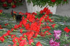 Люди приносят цветы к дому, где жил капитан разбившегося самолета AZAL  Игорь Кшнякин (ФОТО)