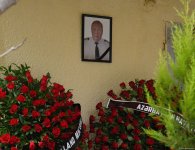 Люди приносят цветы к дому, где жил капитан разбившегося самолета AZAL  Игорь Кшнякин (ФОТО)