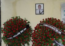 Люди приносят цветы к дому, где жил капитан разбившегося самолета AZAL  Игорь Кшнякин (ФОТО)