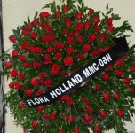 Люди приносят цветы к дому, где жил капитан разбившегося самолета AZAL  Игорь Кшнякин (ФОТО)