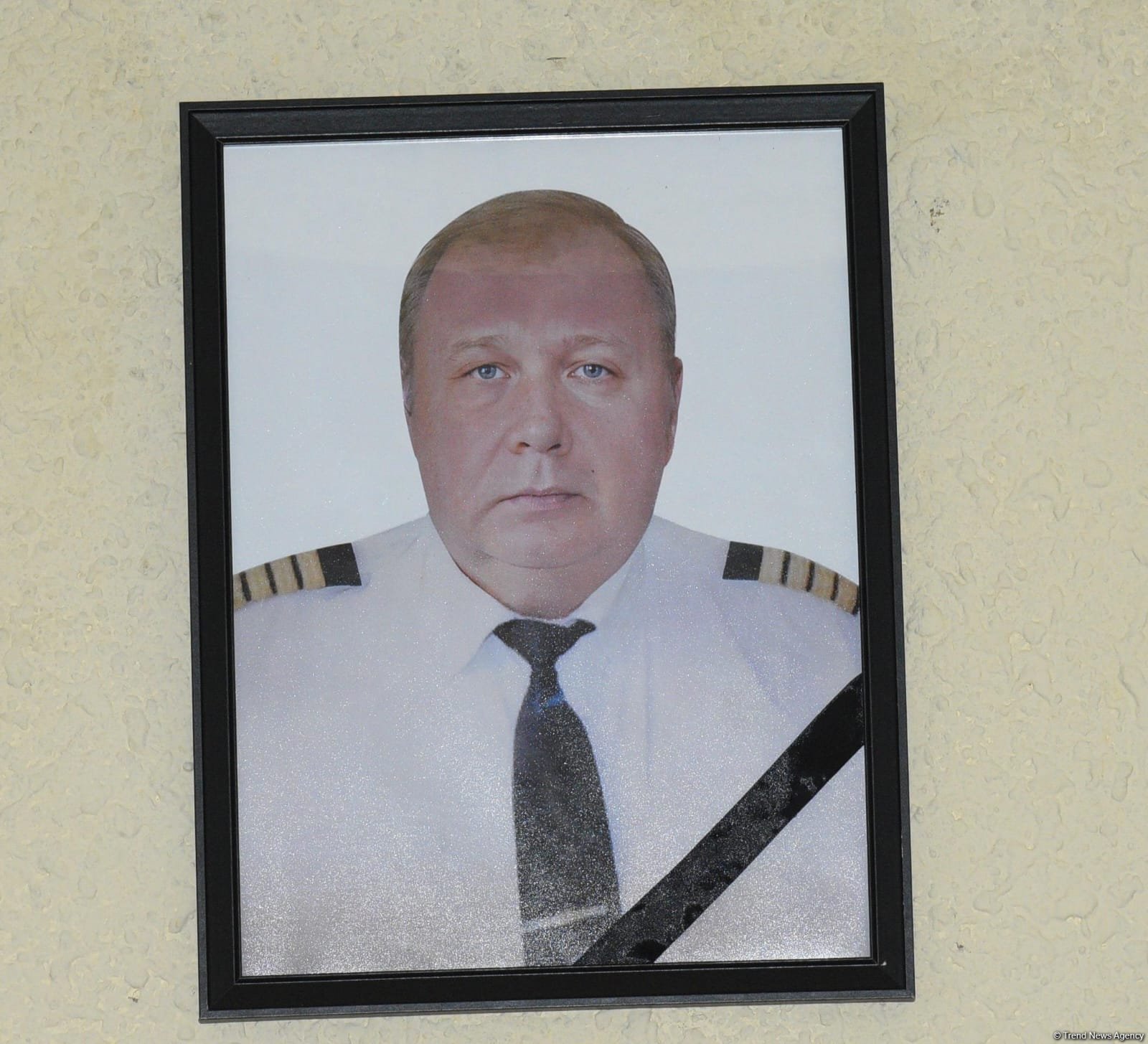 Люди приносят цветы к дому, где жил капитан разбившегося самолета AZAL  Игорь Кшнякин (ФОТО)