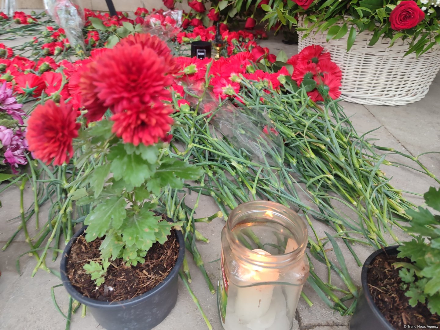 Люди приносят цветы к дому, где жил капитан разбившегося самолета AZAL  Игорь Кшнякин (ФОТО)