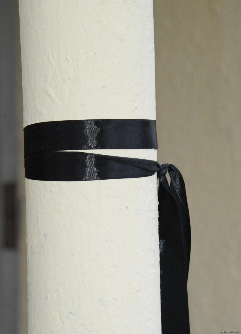 Люди приносят цветы к дому, где жил капитан разбившегося самолета AZAL  Игорь Кшнякин (ФОТО)