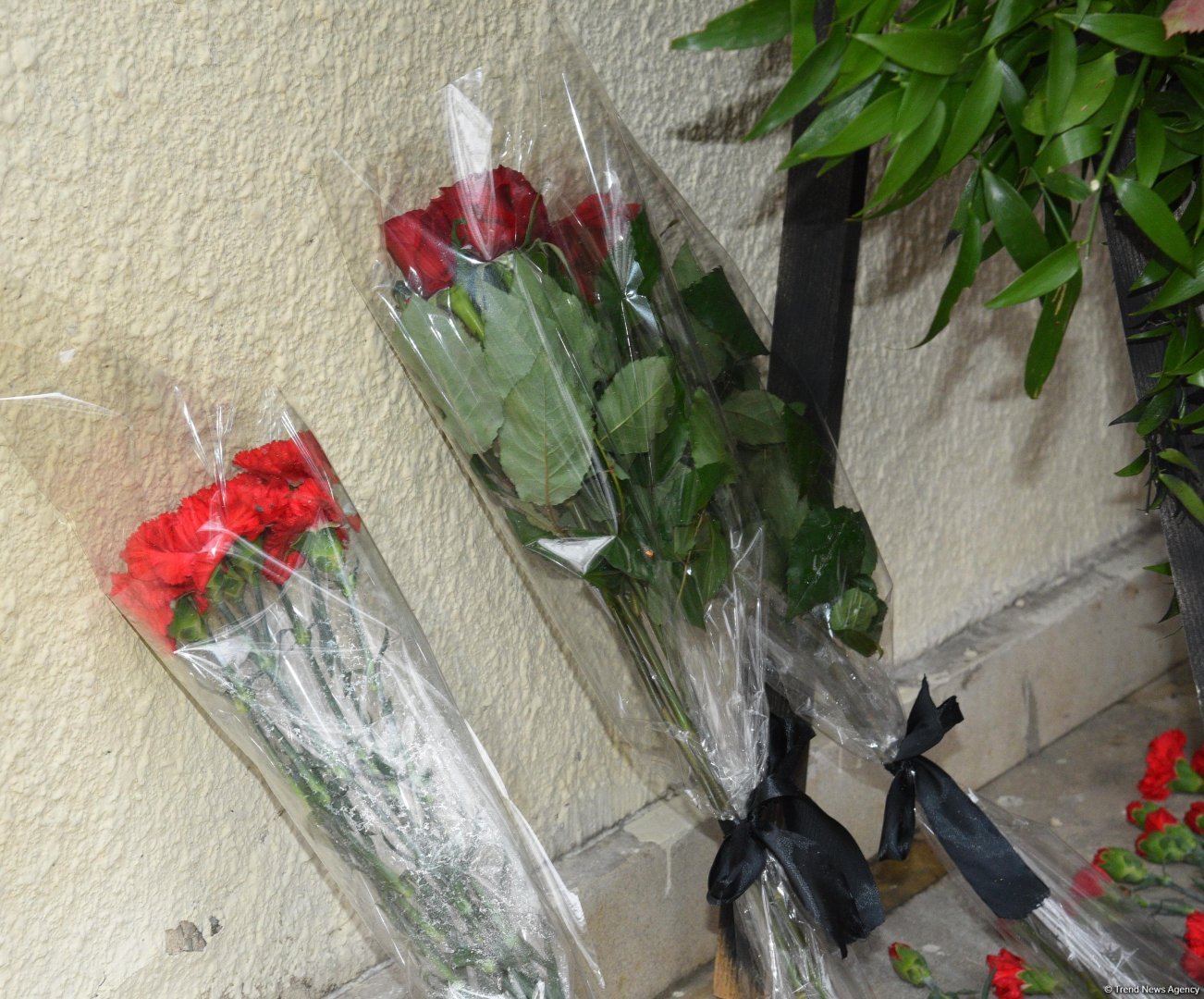 Люди приносят цветы к дому, где жил капитан разбившегося самолета AZAL  Игорь Кшнякин (ФОТО)