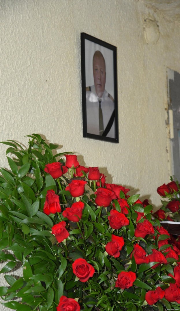 Люди приносят цветы к дому, где жил капитан разбившегося самолета AZAL  Игорь Кшнякин (ФОТО)