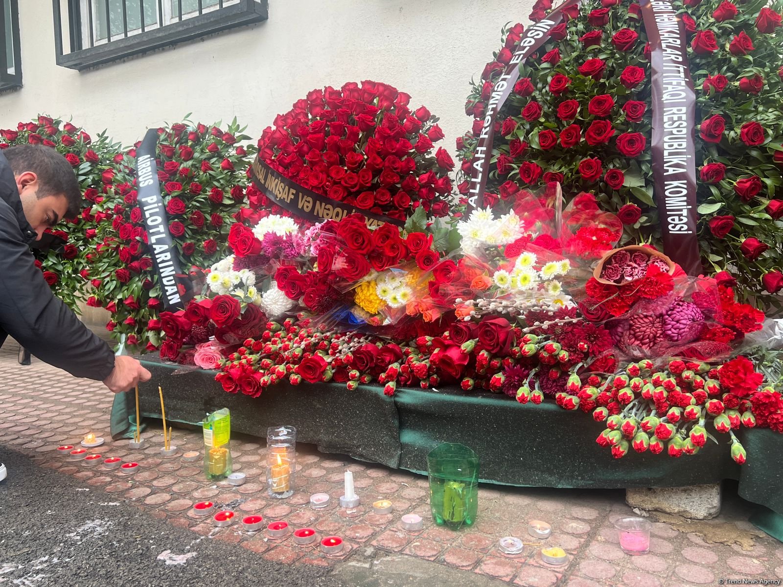 В Баку чтят память пилота разбившегося самолета AZAL Александра Кальянинова (ФОТО)