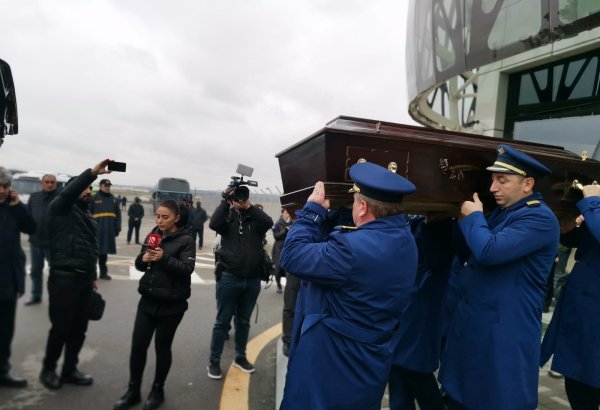 Тела членов экипажа самолета AZAL перевозятся на II Аллею почетного захоронения (ФОТО/ВИДЕО)