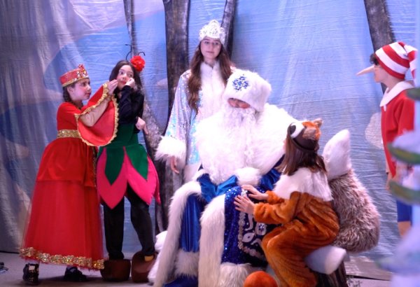 Для детей с ограниченными возможностями здоровья и из семей шехидов Карабахской войны представлен новогодний спектакль (ФОТО)