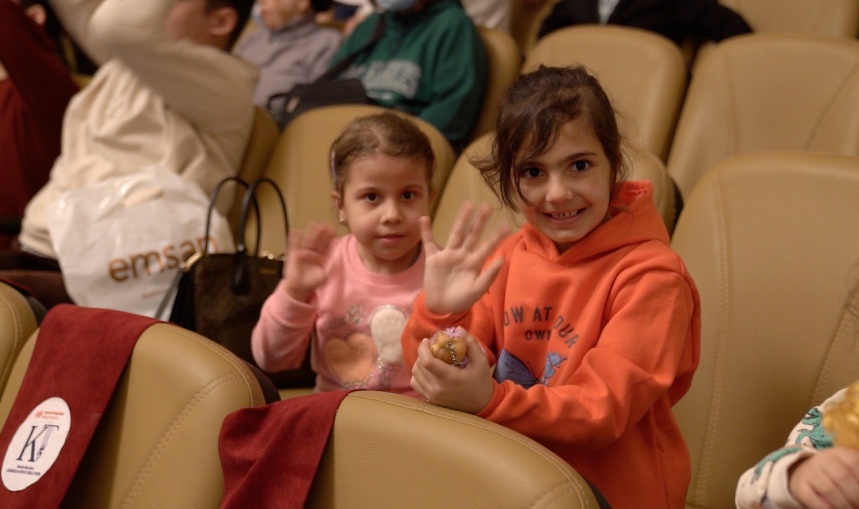 Для детей с ограниченными возможностями здоровья и из семей шехидов Карабахской войны представлен новогодний спектакль (ФОТО)