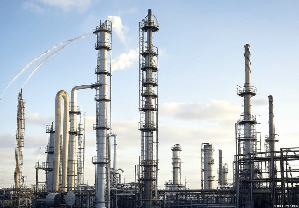 МЭА повысило прогноз переработки нефти в мире на 2025-26 гг.