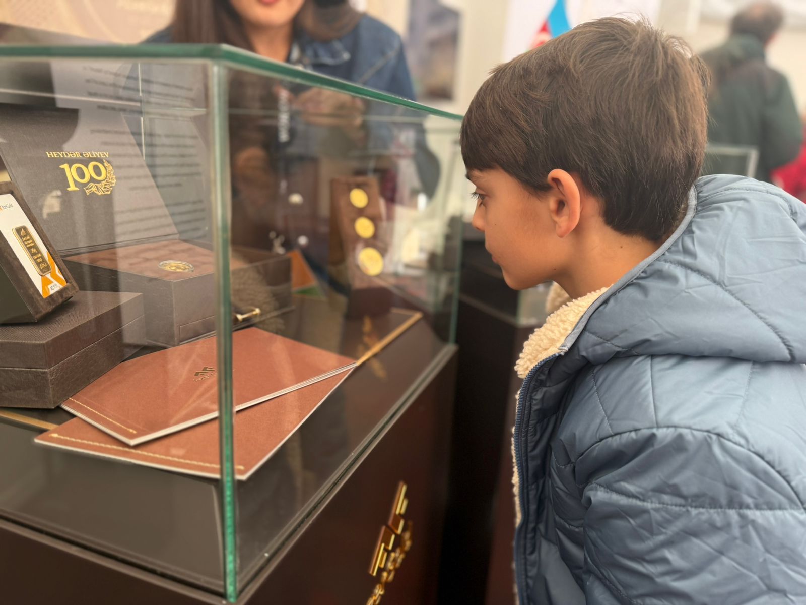 Коллекции золотых и серебряных монет ЗАО “AzerGold” в очередной раз были выставлены в Швейцарии (ФОТО)