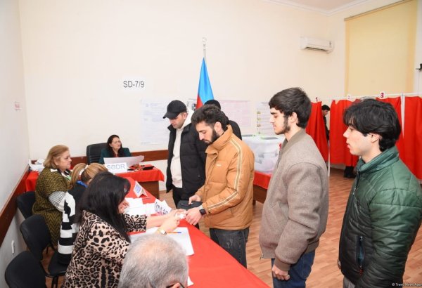 Молодежь активно участвует в голосовании на муниципальных выборах в Азербайджане (ФОТО)