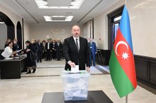 Президент Ильхам Алиев проголосовал на избирательном участке номер 1 (ВИДЕО/ФОТО)