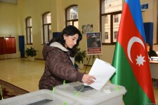 Процесс голосования на муниципальных выборах в Азербайджане продолжается - Фоторепортаж