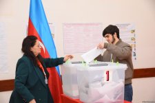 Процесс голосования на муниципальных выборах в Азербайджане продолжается - Фоторепортаж