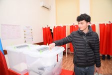 Молодежь активно участвует в голосовании на муниципальных выборах в Азербайджане (ФОТО)