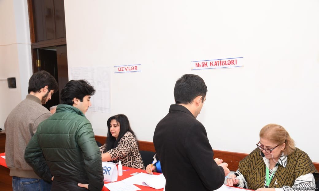 Молодежь активно участвует в голосовании на муниципальных выборах в Азербайджане (ФОТО)