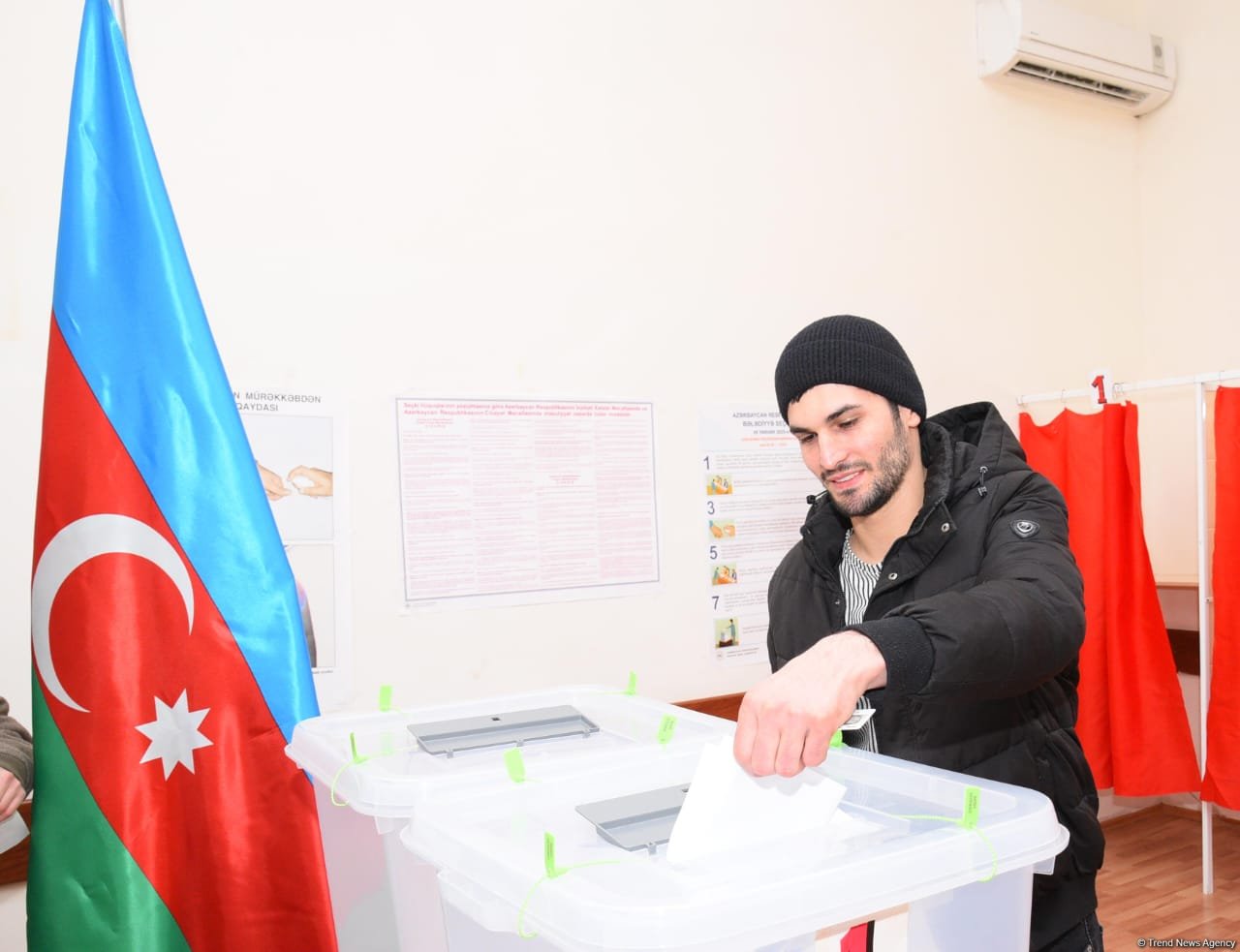 Процесс голосования на муниципальных выборах в Азербайджане продолжается - Фоторепортаж