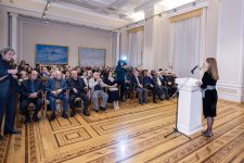 На крыльях мечты Сируса Мирзазаде - женские портреты на фоне интерьеров и пейзажей (ФОТО)